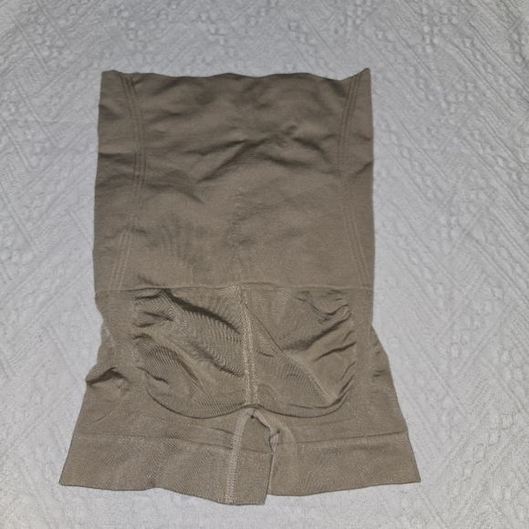 Curveez high waist shorts signature control sz small in beige/nude - Picture 5 of 7